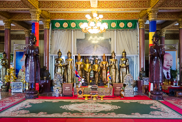 Inside Wat Ounalom